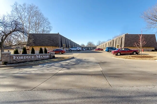 Main entrance - 9 Fordyce Mnr