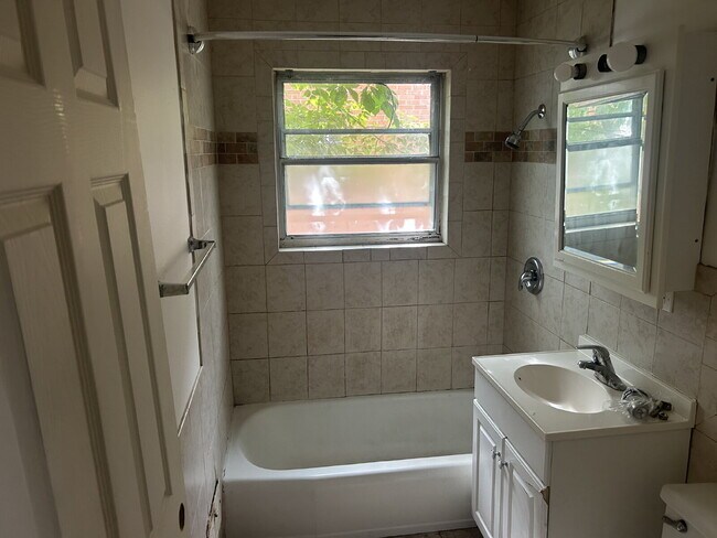 Foto del edificio - Three bedroom lower unit.