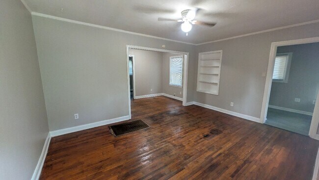 Foto del edificio - Cozy 2-Bedroom Home with Hardwood Floors & Spacious Yard