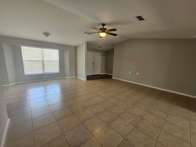 Building Photo - Pet Friendly Updated GREAT home in the area of Trafalgar and Skyline close to boat ramp and park!