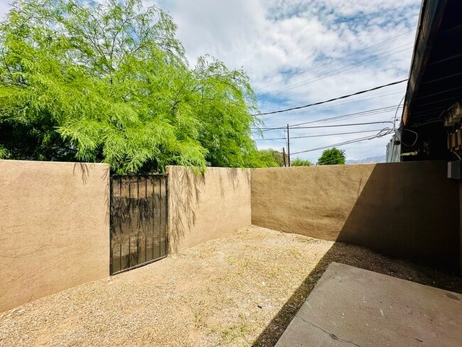 Building Photo - 1 Bedroom with Vaulted Ceilings, Walk In C...