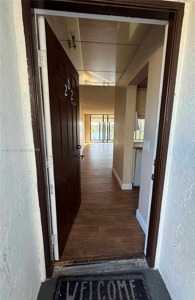 Building Photo - 201 Lake Pointe Dr