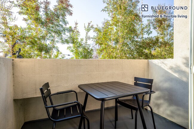 Foto del edificio - 833 N Edinburgh Ave