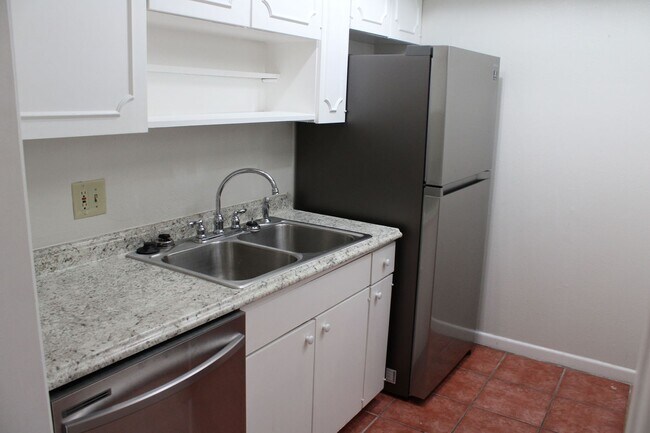 Foto del edificio - RENOVATED 2-BEDROOM CONDO AT THE GEORGIAN