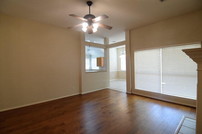 Building Photo - 913 Woodhollow Dr