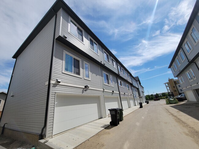 Photo du bâtiment - 3640-139 139 Ave NW