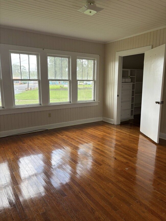 Building Photo - 131 Castille St