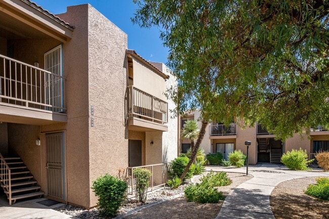 Building Photo - COMING SOON! Spacious 1 Bed 1 Bath Condo i...