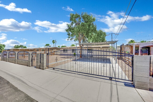 Building Photo - 2221 Santa Clara Dr