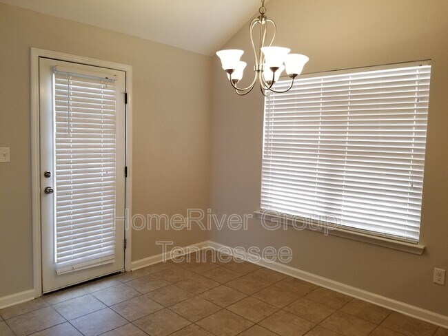 Foto del edificio - 5646 Sycamore Woods Dr