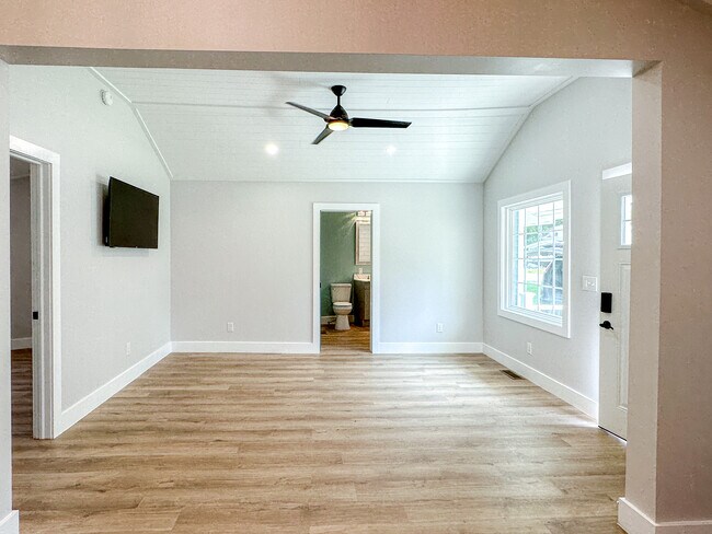 Building Photo - 2327 Oneida St
