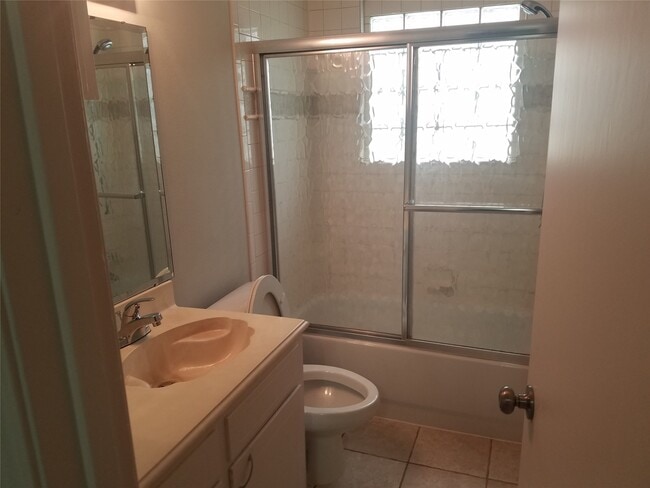 Building Photo - 5706 Saxon Dr