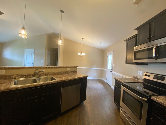 Building Photo - Beautiful 3 Bedroom, 2bath home in the Bri...