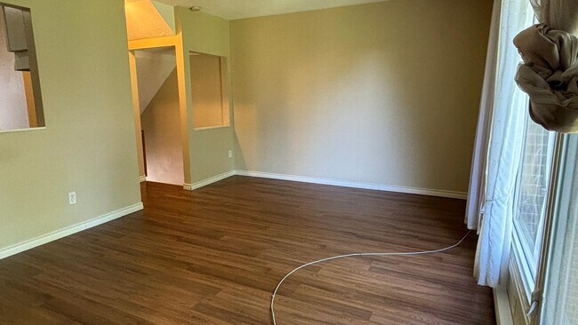 Building Photo - 3+1 Beds 2 Baths Townhouse