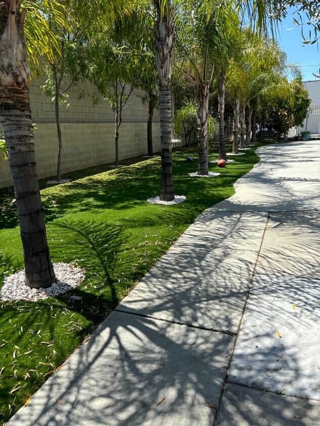 Foto principal - 22573 Adrienne Ave