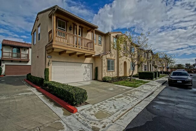 Building Photo - BRIGHT & AIRY, CORNER LOT 5BR3BA TOWNHOME ...
