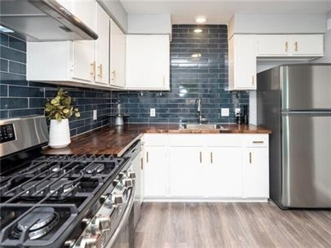 Building Photo - Cozy Duplex in South Austin