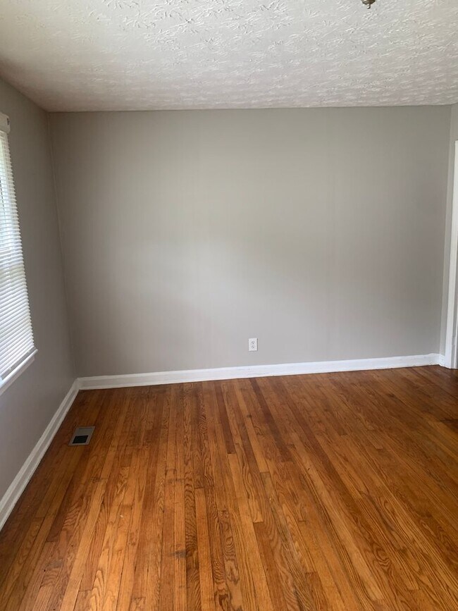 Building Photo - COMING SOON 3 Bed 1 bath