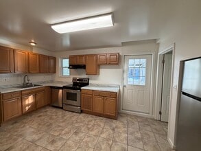 Building Photo - 1736 Main St