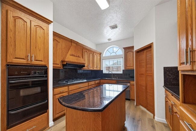 Building Photo - 7403 Oak Walk Dr