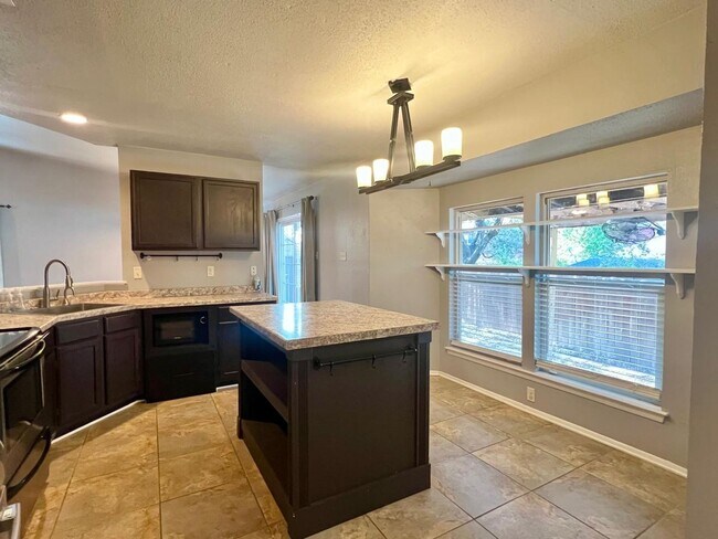 Building Photo - Charming Rental with Amazing Back Patio!