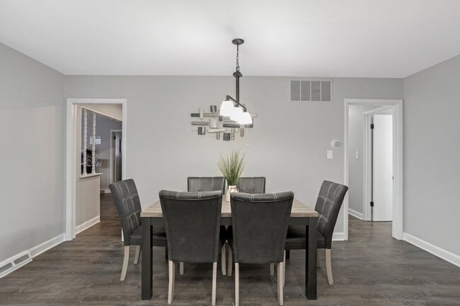 Building Photo - 570 E Higgins Rd