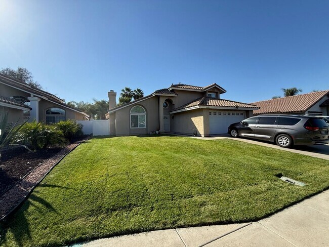 Foto del edificio - Beautiful 4 Bedroom Home in Lake Elsinore with Pool