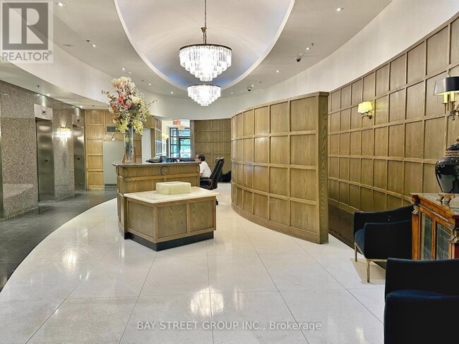 Photo du bâtiment - 102 Bloor St W