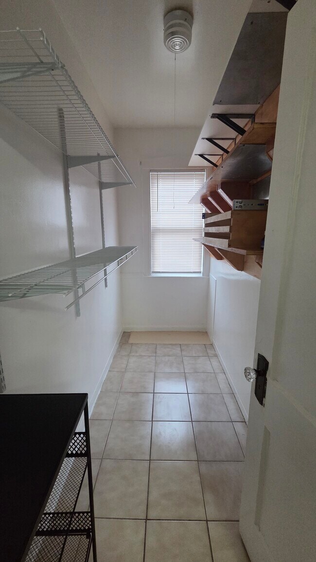 Foto del edificio - 2446 N Rutherford Ave