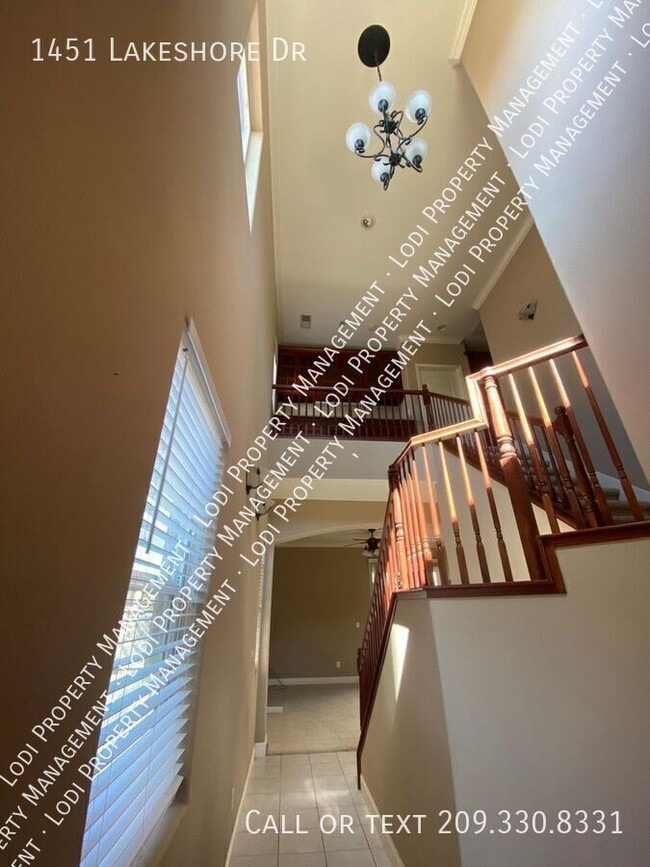 Building Photo - 1451 Lakeshore Dr