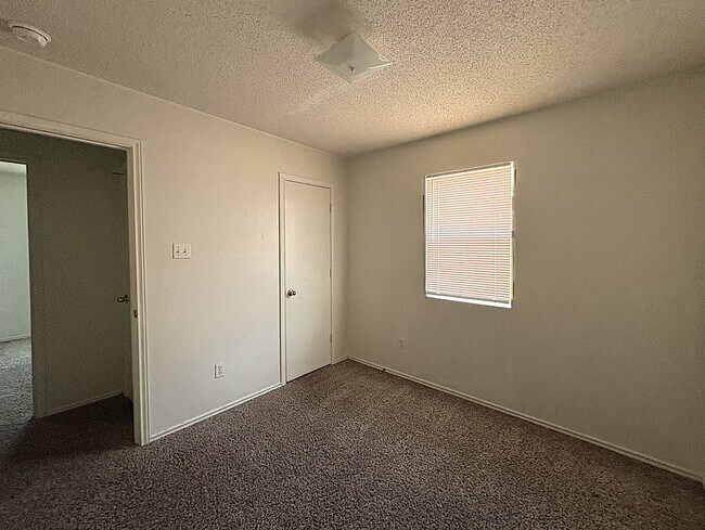 Building Photo - 2201 Sandstone Dr