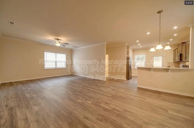 Building Photo - 7015 Thornrose Dr