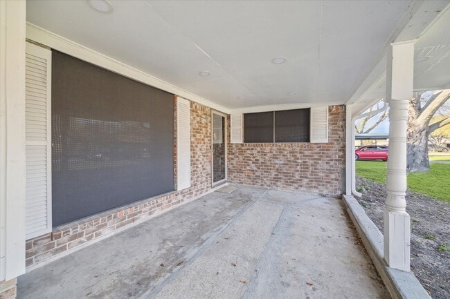 Building Photo - 412 Lyndale Dr