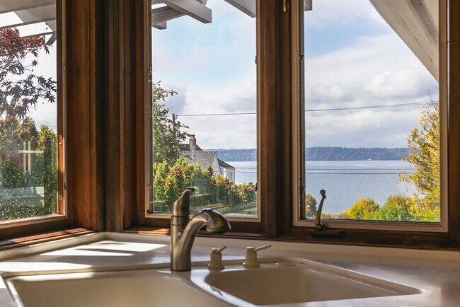 Foto del edificio - Normandy Park House: Picturesque Views, Sport Court, Upgrades Throughout