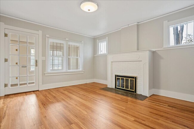 Building Photo - 3 BEDROOM, PLUS 1 BONUS ROOM, 2 BATHROOM SINGLE FAMILY HOME CLOSE TO DOWNTOWN CHEYENNE