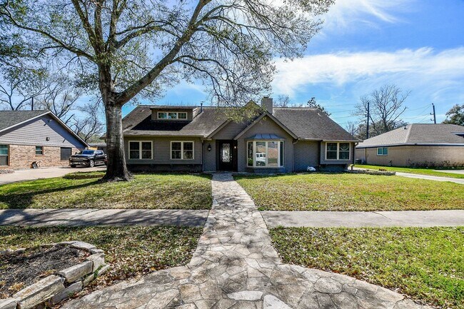 Foto del edificio - 15711 Pine Mountain Dr