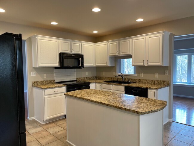 Kitchen - 910 Forest Edge Dr