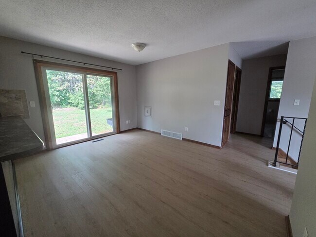 Comedor luminoso con acceso a un bonito patio trasero. - 5800 West Old Shakopee Road