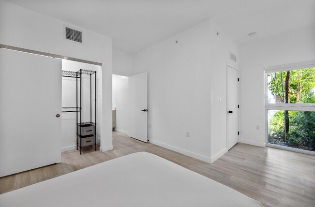 Building Photo - 475 SW 7th St