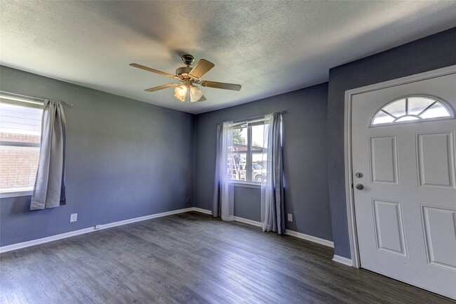 Building Photo - 1415 Phoenix Dr