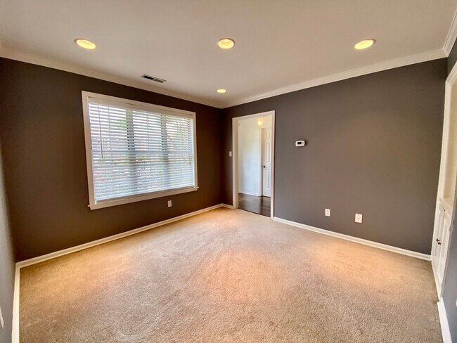 Foto del edificio - Amazing 3 Bedroom Townhome with Fenced Bac...