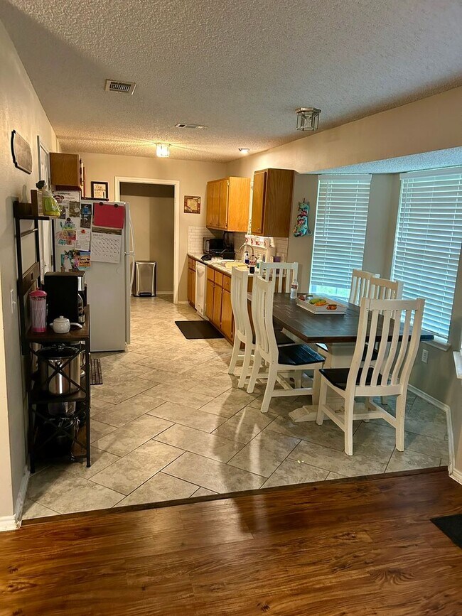 Foto del edificio - HOME AVAILABLE IN CENTRAL HEIGHTS!!! NO PE...