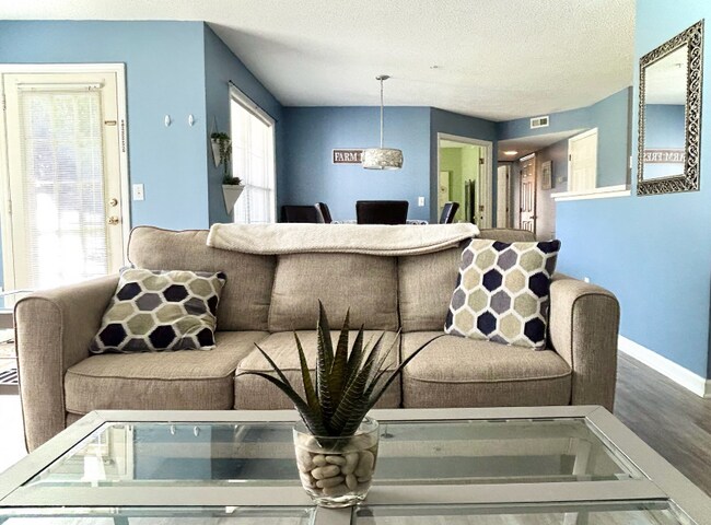 Foto del edificio - 412 Rivertree Ln