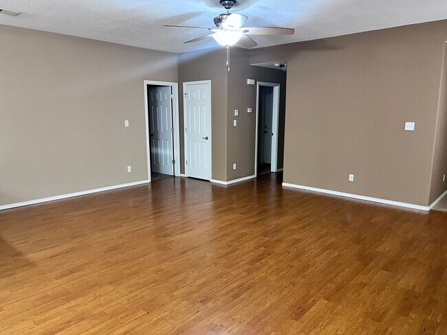 Foto del edificio - 2 Bedroom with major appliances, 2 car gar...