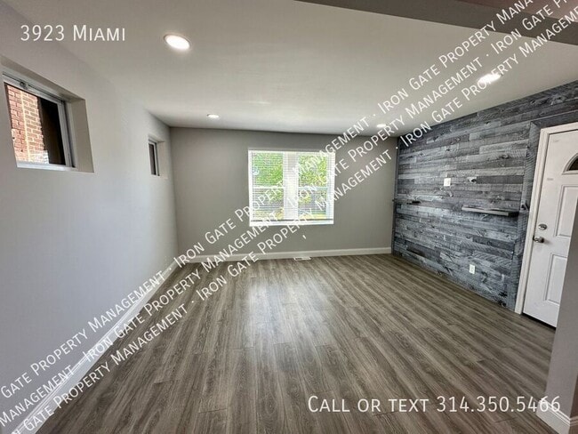 Building Photo - 3923 Miami-
