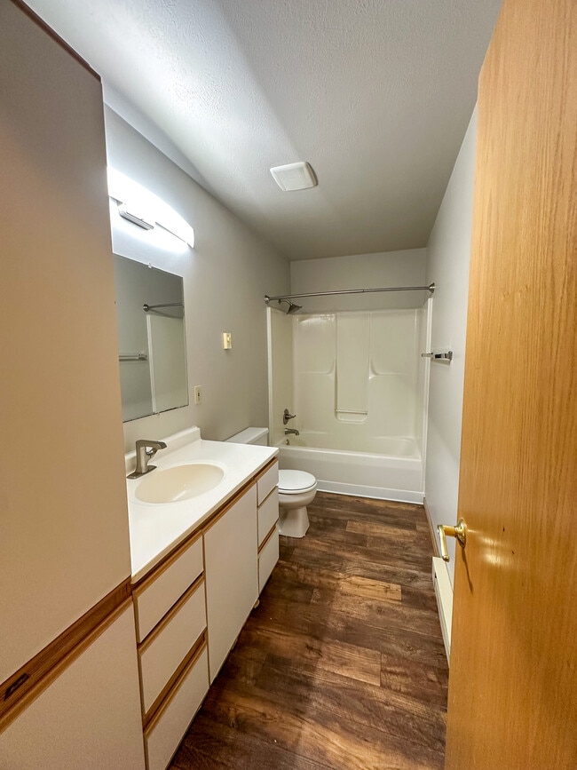 Building Photo - 2029 Green Valley Dr