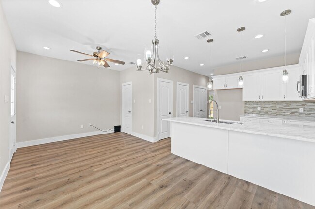 Foto del edificio - Fashionable Home Not Far From Downtown & M...