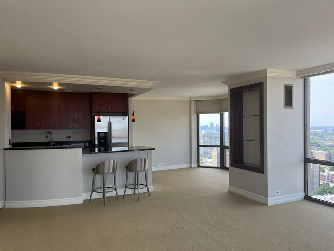 Building Photo - 2650 N Lakeview Ave
