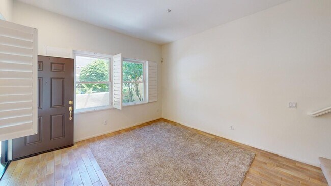 Building Photo - Beautiful 2BD / 2.5BA Townhome Located in ...