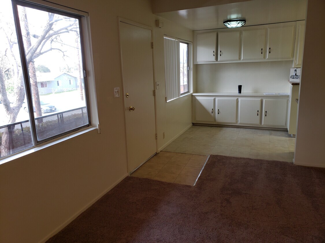 Foto principal - 8651 Stanford Ave